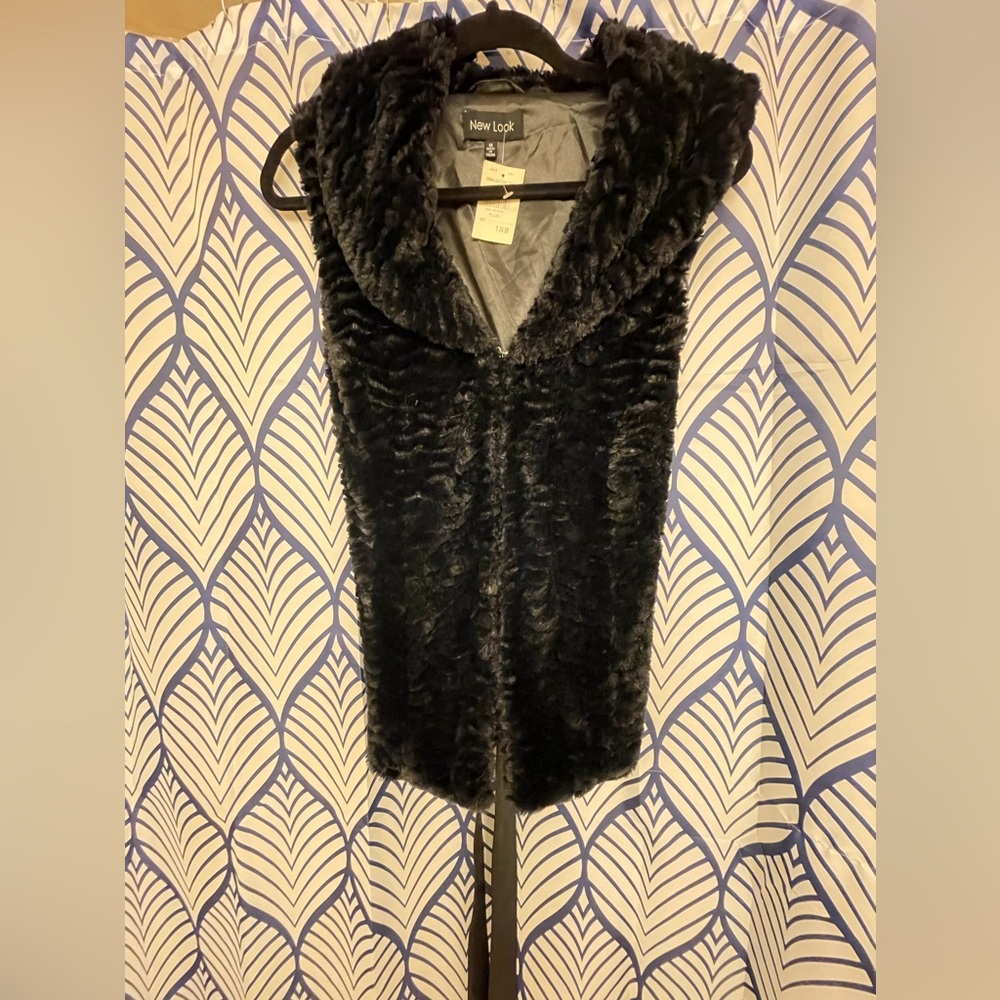 Faux Fur Vest …Size 1X..White Silver Hooks..With Faux Leather Belt